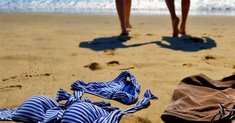 Sesso eccitante in una spiaggia nudista